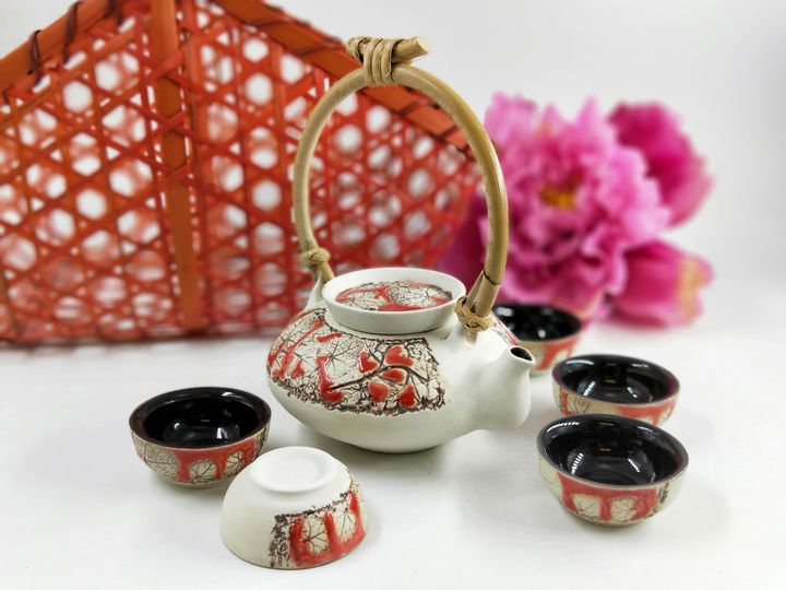 Tenmoku Pottery specializes in quality pottery, artwork, ceramic gift